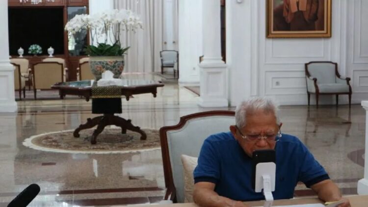 Wakil Presiden Ma'ruf Amin melakukan panggilan video dengan Gubernur Jawa Barat Ridwan Kamil dari kediaman wapres di Jakarta, Selasa (22-11-2022). ANTARA/Desca Lidya Natalia
