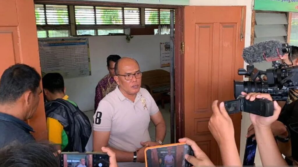 Ketua DPRD Sumbar Supardi mengunjungi kepala sekolah SMA Dr Abdullah Ahmad Kota Padang yang diserang sejumlah orang pada Kamis (3/11). (Antara)