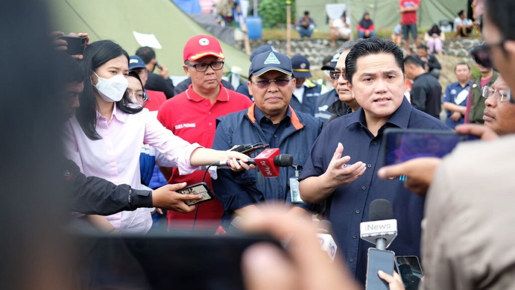 Menteri BUMN Erick Thohir saat mendatangi lokasi gempa