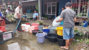 Perumda AM Padang salurkan bantuan air bersih