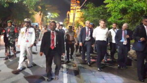 Presiden Macron jalan kaki dua kilometer di Bali