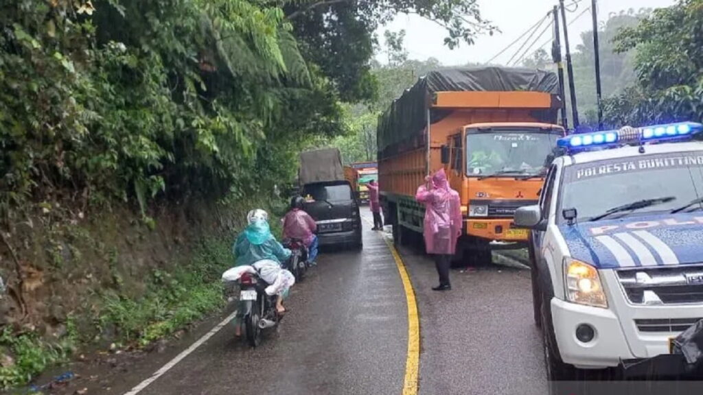 Satlantas Polresta Bukittinggi melakukan pengamanan di lokasi kecelakaan.