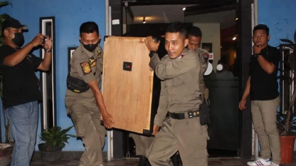 Satpol PP Padang sita sound system dari tempat hiburan