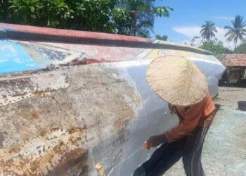 Proses pemasangan serat fiber terhadap kapal  nelayan di Kota Pariaman, Sumbar. (ANTARA/Aadiaat M.S)