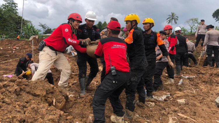 TRC Semen Padang evakuasi dua korban gempa di Desa Cijedil