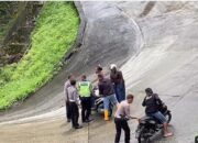 Aksi Personel Ditlantas Polda Sumbar Tolong Pengendara Jatuh di Sitinjau Lauik Tuai Pujian