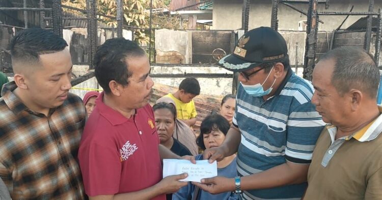 Wakil Sekretaris DPD Partai Gerindra Sumbar Zulkifli menyerahkan bantuan mewakili Andre rosiade untuk korban kebakaran di Parupuk Tabing. (Istimewa)