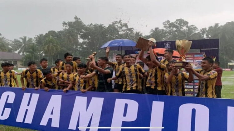 Tim PSP Padang U-17 berhasil menjuarai Piala Soeratin U-17 usai menundukkan Gasliko dengan skor 2-1 di Stadion Mini Persikatim Kota Pariaman Sumbar pada Rabu (23/11) sore. (ANTARA/HO PSP Padang)