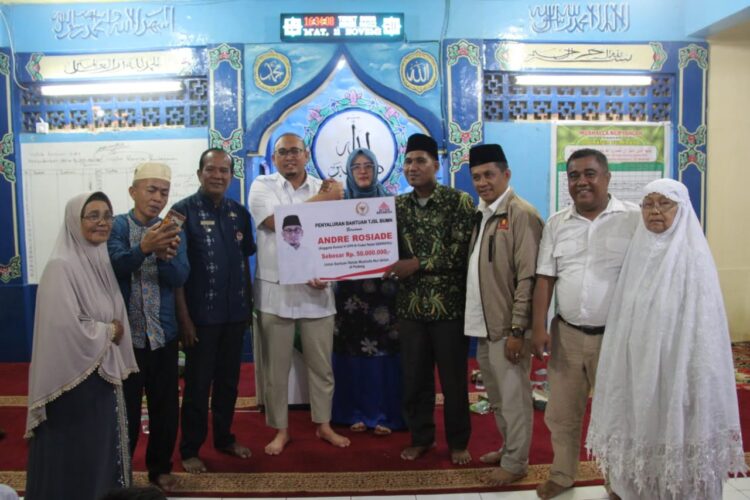 Anggota DPR RI asal Sumbar H Andre Rosiade berkunjung ke Mushalla Nur Islah, Kelurahan Sawahan Timur, Padang Timur dan memberikan bantuan. (Istimewa)
