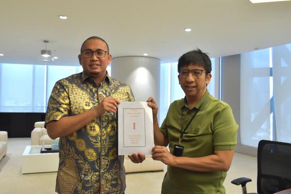 Anggota DPR RI Andre Rosiade bertemu Direktur Utama Telkomsel Hendri Mulya Syam membicarakan soal pemerataan sinyal di Kabupaten Agam. (Istimewa)