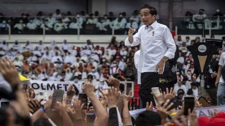 Presiden Joko Widodo menyapa relawan saat menghadiri acara Gerakan Nusantara Bersatu: Satu Komando Untuk Indonesia di Stadion Utama Gelora Bung Karno, Jakarta, Sabtu (26/11/2022). (ANTARA FOTO/Aprillio Akbar/nym)