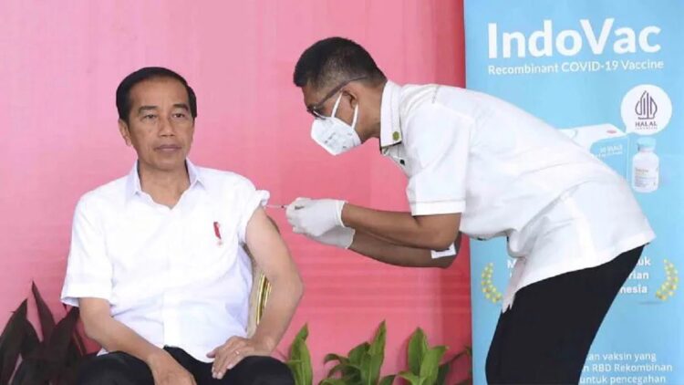Presiden Joko Widodo (kiri) menerima suntikan vaksin COVID-19 IndoVac dosis "booster" kedua di halaman Istana Kepresidenan Bogor, Jawa Barat, Kamis (24/11/2022). ANTARA FOTO/Biro Pers Setpres/Lukas/Handout/wsj.