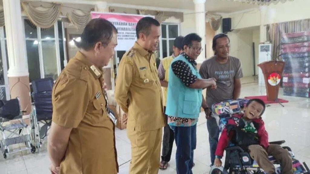 Bantuan Kemensos kepada penyandang disabilitas di Pariaman