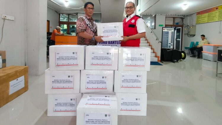 Bantuan rendang dari Semen Padang diserahkan ke BPBD Sumbar
