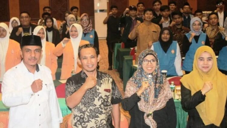 Pimpinan Bawaslu Kota Bukittinggi bersama narasumber dan perwakilan pemuda di Bukittinggi dalam sosialisasi pengawasan parsipatif pemilu 2024. (ANTARA/Alfatah)