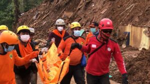 Evakuasi korban gempa cianjur oleh TRC Semen Padang