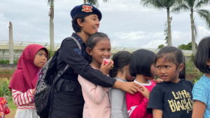 Healing anak korban gempa Cianjur oleh petugas polisi