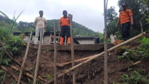 Jalan runtuh di Simarasok, Agam yang mengancam terisolirnya warga setempat (Antara/HO-BPBD Agam)