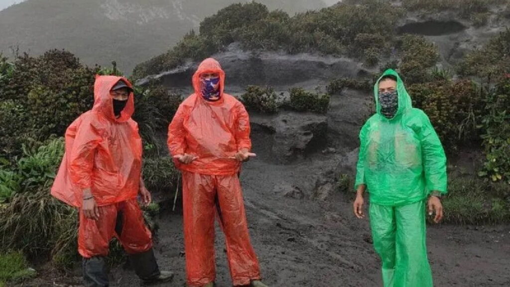 Petugas Balai Besar TNKS yang ikut membersihkan jalur pendakian Gunung Kerinci yang tertutup abu vulkanik pada 8 hingga 9 November 2022. (Balai Besar TNKS)