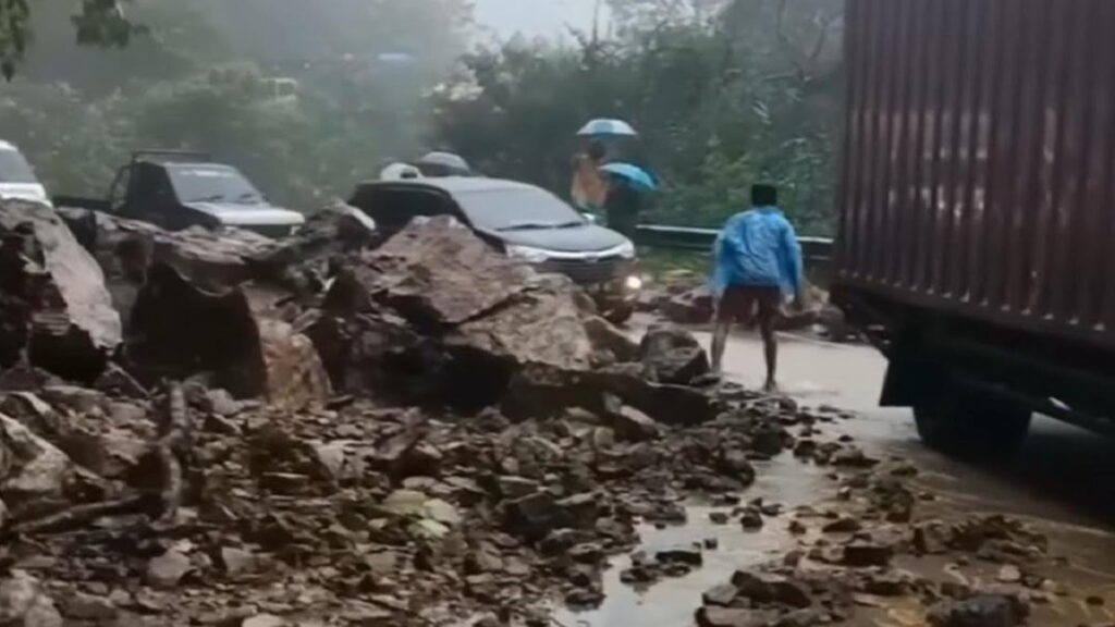 Longsor batu karang di Sitinjau Lauik, Kota Padang