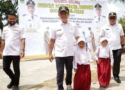 Motivasi Siswa Giat Belajar, Pemkab Solsel Bagikan Seragam Gratis SD dan SMP