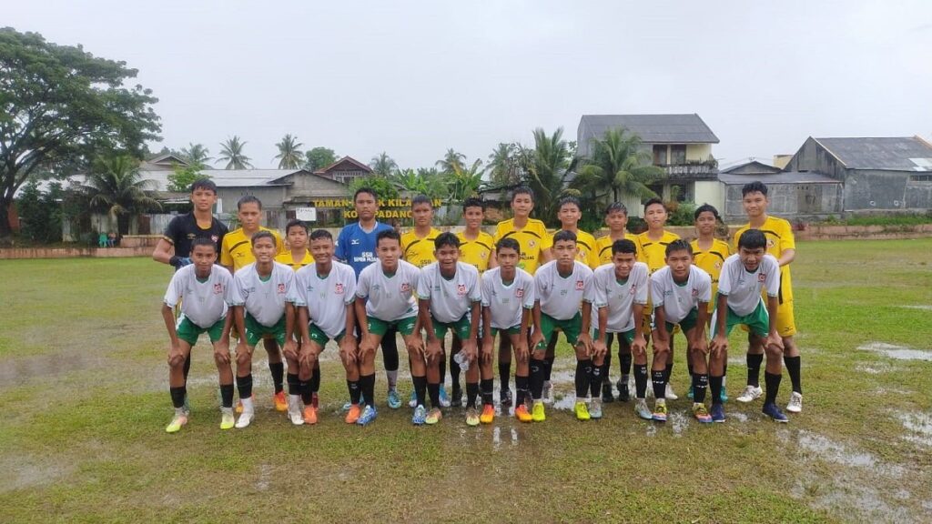 Para pemain PSG U-15 berfoto dengan pemain SPFC U-15 sebelum pertandingan