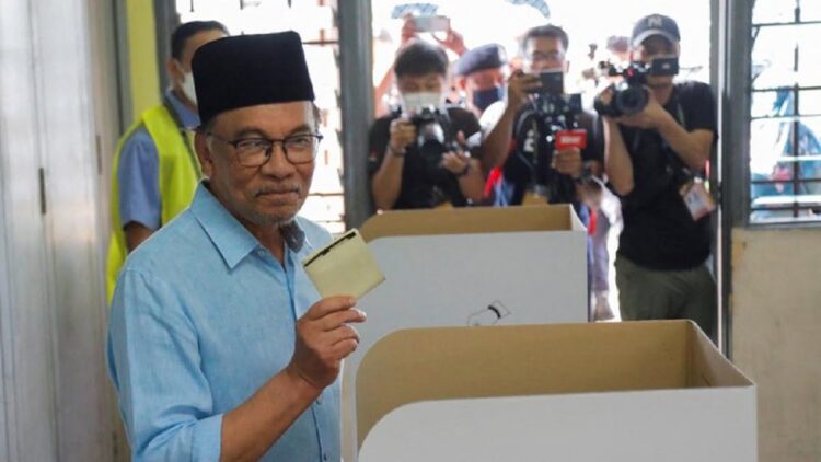 Anwar Ibrahim di Permatang Pauh, Penang, Malaysia, Sabtu (19/11/2022). (REUTERS/Hasnoor Hussain)