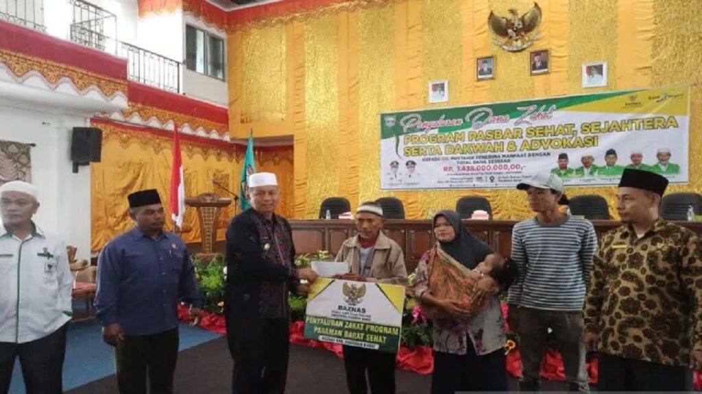 Pemkab Pasaman Barat salurkan Rp1,4 miliar dana zakat kepada 226 mustahik di daerah itu, Rabu. (Antara)