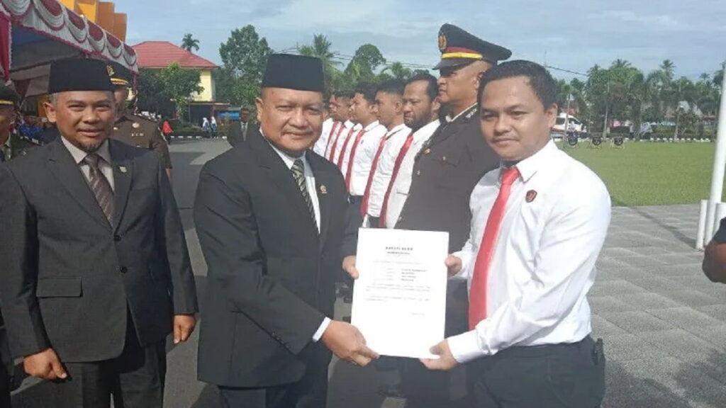 Wakil Bupati Agam Irwan Fikri menyerahkan piaga penghargaan kepada Kasat Reskrim Polres Agam AKP RJ. Agung Pratomo. (Antara)