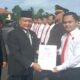 Wakil Bupati Agam Irwan Fikri menyerahkan piaga penghargaan kepada Kasat Reskrim Polres Agam AKP RJ. Agung Pratomo. (Antara)