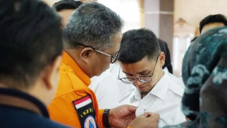 Sekda Kabupaten Solok Selatan Syamsurizaldi menyematkan pin kepada anggota Tim Penangkal Insiden Siber di Padang Aro, Rabu (23/11/2022) (ANTARA/HO-Diskominfo Solok Selatan)