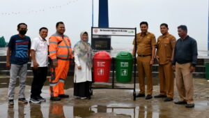 Penyerahan bak sampah dari PT Semen Padang untuk Pantai Padang
