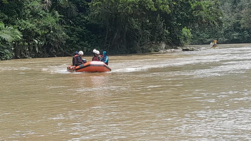 Penyisiran sungai yang dilakukan Basarnas terhadap korban perahu terbalik di Solsel