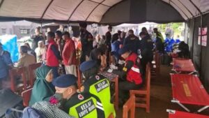 Personel Brimob bagi obat di pengungsian korban gempa Cianjur