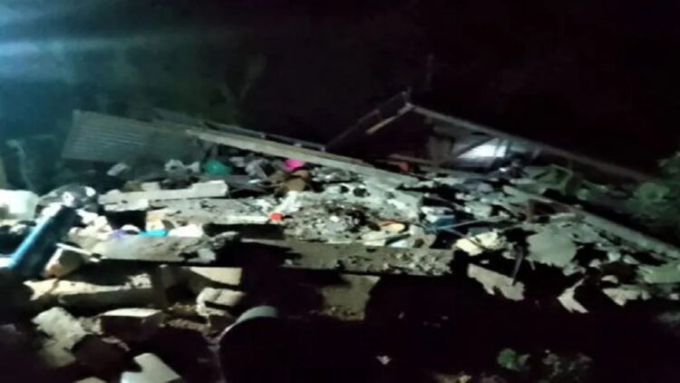 Satu unit rumah ambruk rata tanah akibat gempa bumi pada MInggu (20/11) malam di Kupang, NTT. FOTO ANTARA/HO--BPBD Kupang