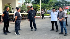 Bayu Permadi, Direktur PT Singgalang Pro Komunikasi Indonesia (paling kiri) saat bertemu Gubernur Mahyeldi.