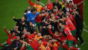 Para pemain Maroko berpose saat difoto setelah menang 1-0 atas Portugal dalam pertandingan perempat final Piala Dunia 2022 di Al-Thumama Stadium, Doha pada 10 Desember 2022. (ANTARA)