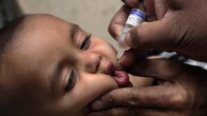 Ilustrasi seorang bayi saat divaksin polio. (AP Photo)