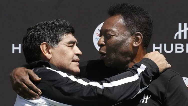 Dua legenda sepak bola Diego Maradona (kiri) dan Pele berpelukan selepas tampil dalam pertandingan eksibisi di Paris, Prancis, dalam rangkaian EURO 2016 pada 9 Juni 2016. ANTARA/AFP/Patrick Kovarik/aa.
