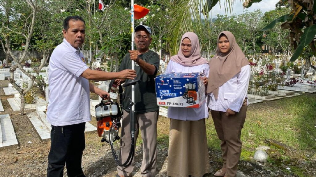 Andre Rosiade bantu mesin potong rumput dan pompa air untuk TMP Kuranji