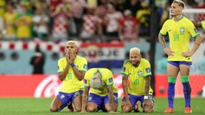 Para pemain Brasil lesu usai dikalahkan Kroasia lewat adu penalti di perempat final Piala Dunia 2022.