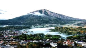 Gunung Marapi dilihat dari Kota Bukittinggi. (Antara)