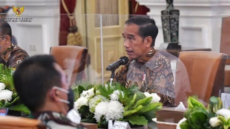Presiden Joko Widodo (Jokowi) saat memimpin Rapat Terbatas (Ratas) Evaluasi Pemberlakuan Pembatasan Kegiatan Masyarakat (PPKM) di Istana Merdeka, Jakarta, Senin (4/7/2022, 3:32 PM). ANTARA/Twitter/@setkabgoid/pri.