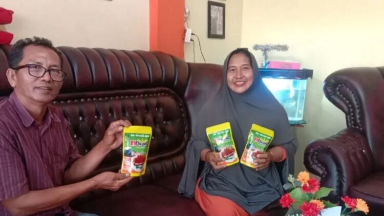 Pemilik UMKM Bagonjong Fitria Amrina melihat produknya yang sudah diolah. (Foto: Istimewa)