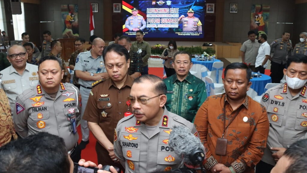 Kapolda Sumbar Irjen Pol Suharyono saat diwawancarai wartawan