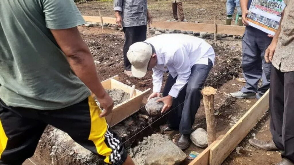 Ketua Baznas Agam saat peletakan batu pertama bedah rumah. (Antara)