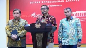 Menko Polhukam Mahfud MD, Menko Perekonomian Airlangga Hartarto, serta Wamenkumham Edward Omar Sharif Hiariej, di Kantor Presiden, Jakarta, Jumat (30/12/2022). (Foto: BPMI Setpres)