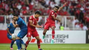 Duel pemain Timnas Indonesia dan Thailand dalam laga ketiga Grup A Piala AFF 2022. Kedua tim bermain imbang 1-1.