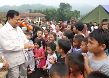 Menhan Prabowo Subianto bersama anak-anak di lokasi Posko Gempa Cianjur. (Foto : Kemhan.go.id)