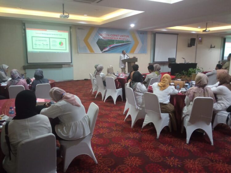 Anggota DPR RI asal Sumatra Barat (Sumbar) Andre Rosiade memberikan sambutan di acara seminar dengan tema "Kereta Cepat untuk Indonesia Maju", di Hotel Truntum Padang, Senin (19/12/2022). (Adiyansyah Lubis/radarsumbar)